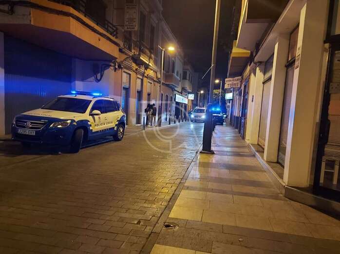 Imagen de la intervención policial de esta tarde-noche en el local de la calle de María E. Navarro/TA.